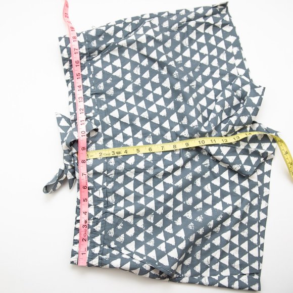 Loft Shorts Triangle Graphic Print Summer 4" Inseam Grey White Size 14 New - Picture 6 of 7